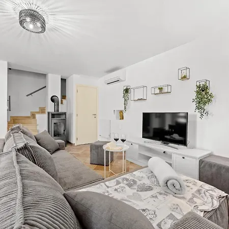 Vila Renata For 11 People With Private Heated Pool & Pet Friendly Rebici