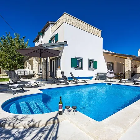 Renata For 11 People With Private Heated Pool & Pet Friendly Vila
