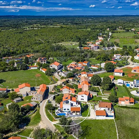 Renata For 11 People With Private Heated Pool & Pet Friendly *