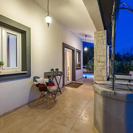 Renata For 11 People With Private Heated Pool & Pet Friendly