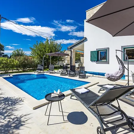 Renata For 11 People With Private Heated Pool & Pet Friendly Vila