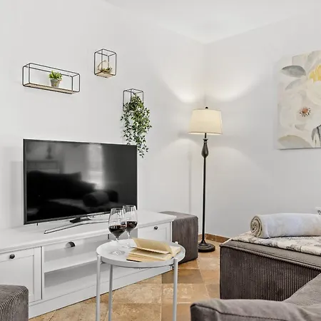 Renata For 11 People With Private Heated Pool & Pet Friendly *