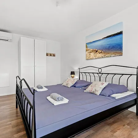 Renata For 11 People With Private Heated Pool & Pet Friendly *