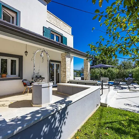 Renata For 11 People With Private Heated Pool & Pet Friendly