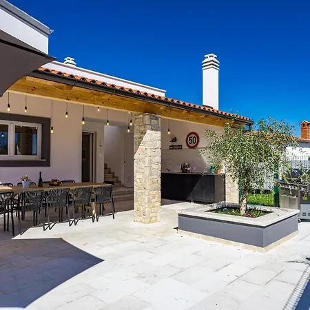 Renata For 11 People With Private Heated Pool & Pet Friendly Rebici